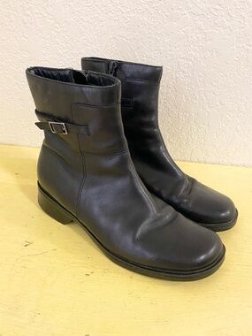Clarks  Size 6 1-2  Women’s Black  Boots